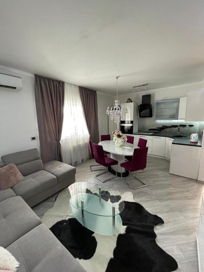 Villa J&J Apartments Residence With Swimming Pool Podstrana Exterior photo