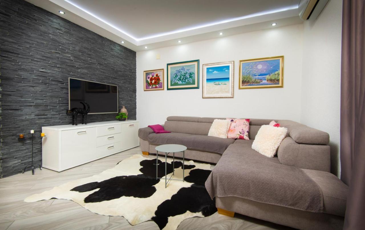 Villa J&J Apartments Residence With Swimming Pool Podstrana Exterior photo